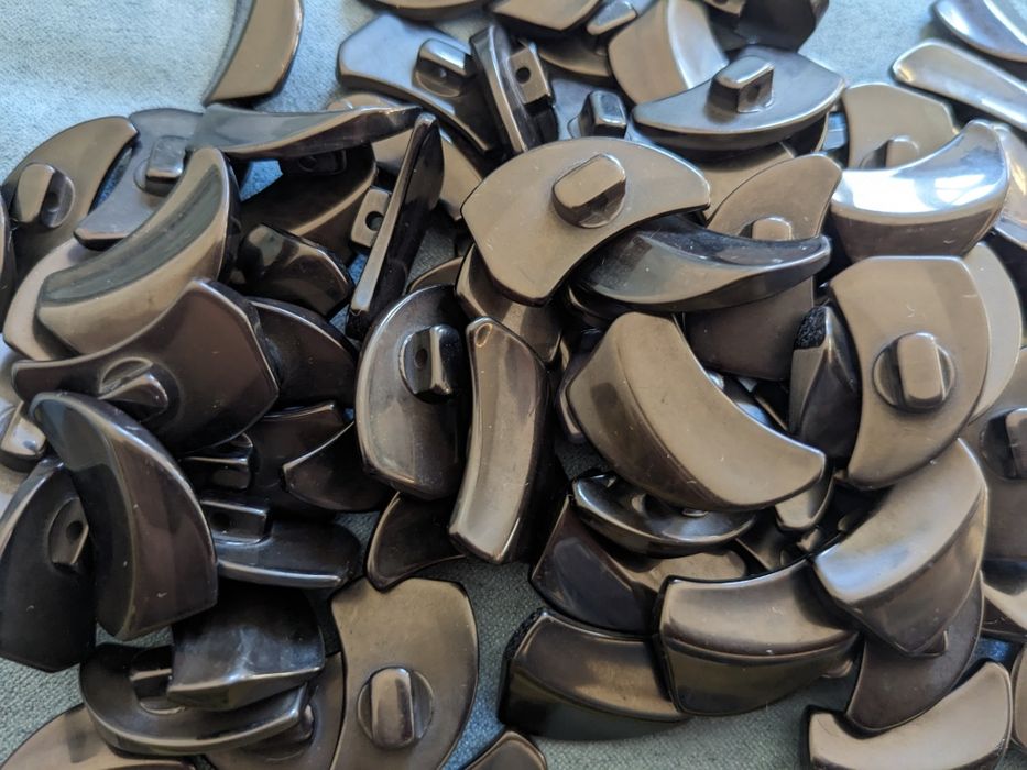 85 sztuk Czarnych guzików w kształcie rogu/muszli