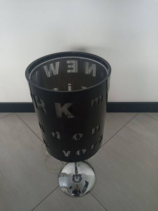 Lampka nocna napisy czarna