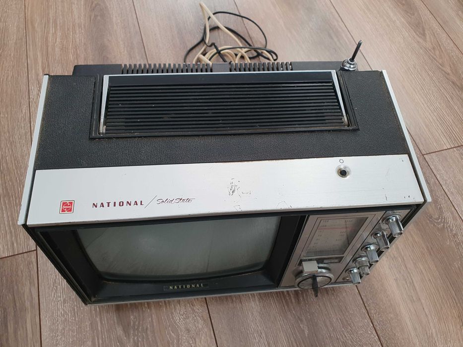 Stary zabytkowy telewizor z radiem National TR-339 EU (Panasonic)