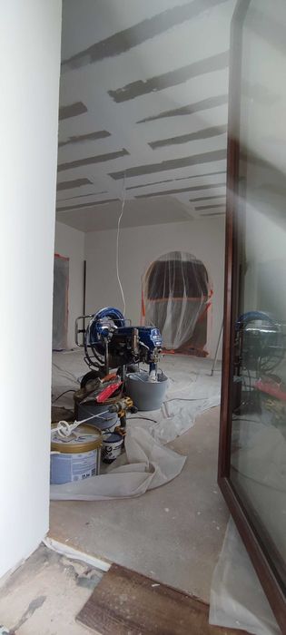 Malowanie i gładzie natryskowo. Remonty-wykończenia wnętrz.