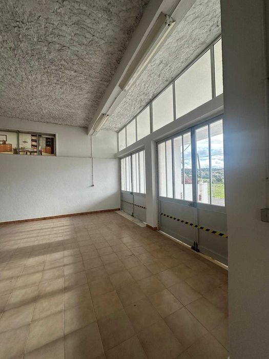 Aluga-se Armazém em Pêro Pinheiro