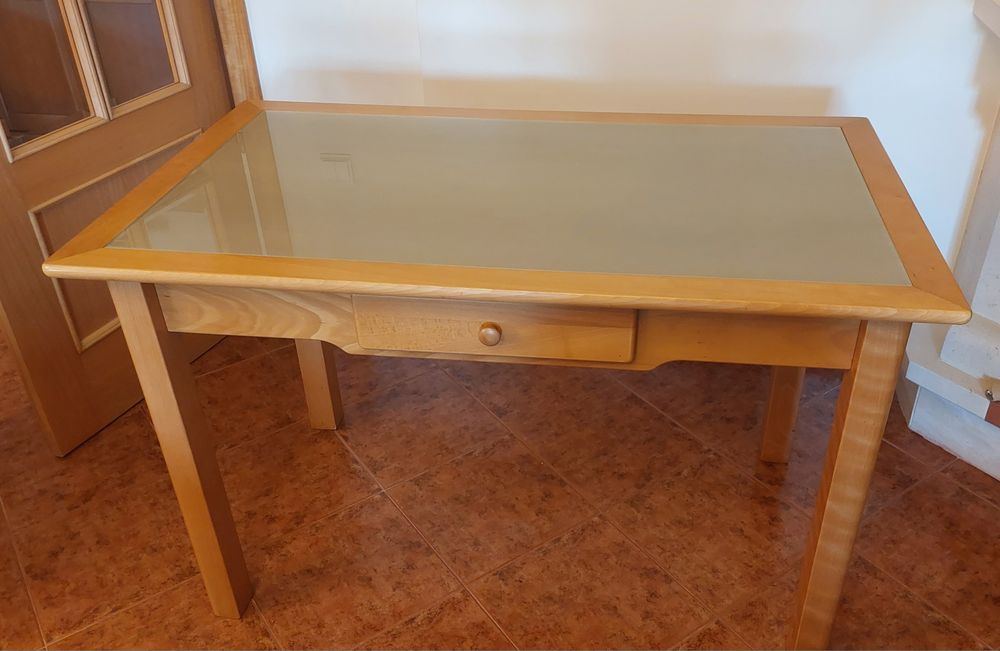 Mesa de madeira maciça+2 cadeiras