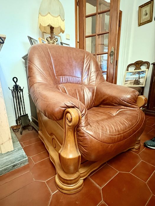 Conjunto sofas madeira e pele