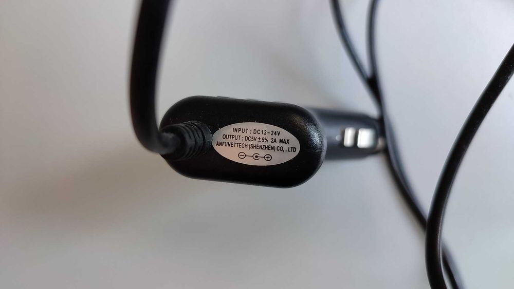 Adapter  samochodowy  12 V  na  5 V   2 A