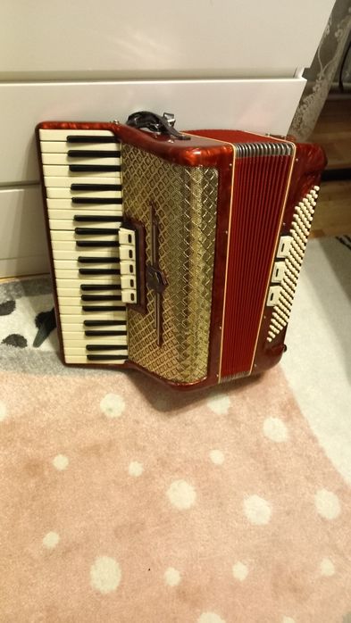Akordeon Weltmeister 120 czerwony