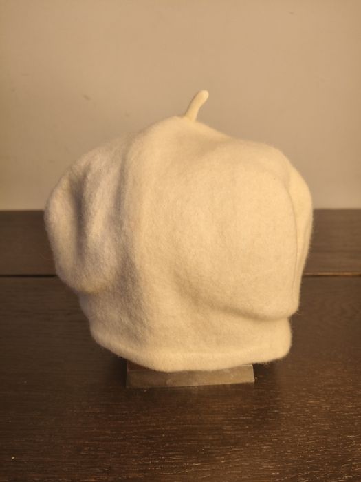 Biały mały beret ²⁰⁹