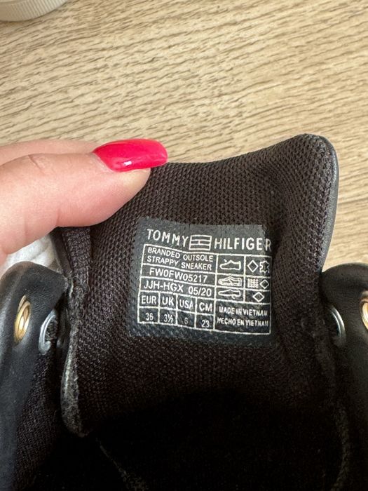 Czarne ze złtym sneakersy Tommy Hilfiger nowe