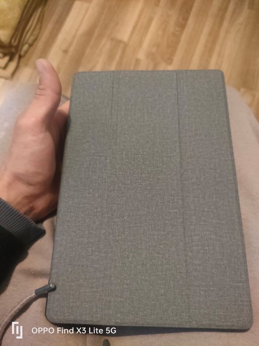 Tablet preto com 3 cameras