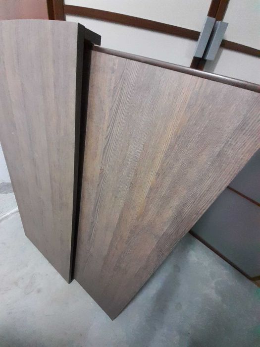 Desk top with pull-out tray64751585325827120