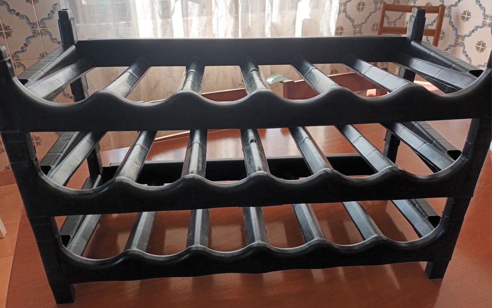 Garrafeira preta em plástico