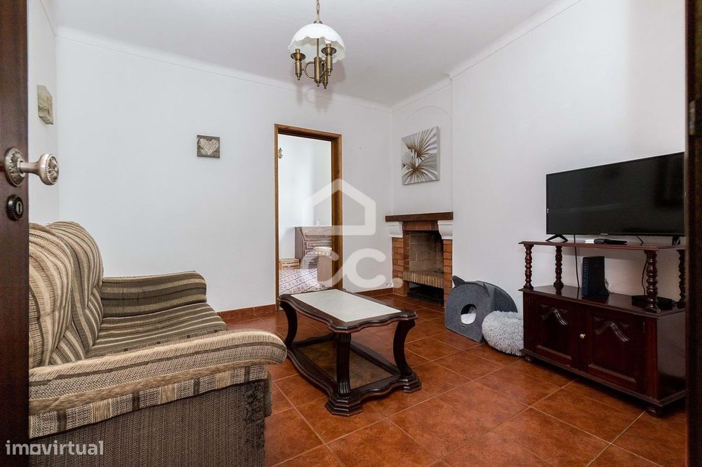 Prédio de Gaveto com Duas Moradias Independentes no Centro de Borba