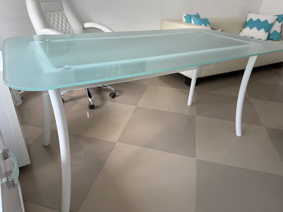 Стіл скляний, б/у у хорошому стані