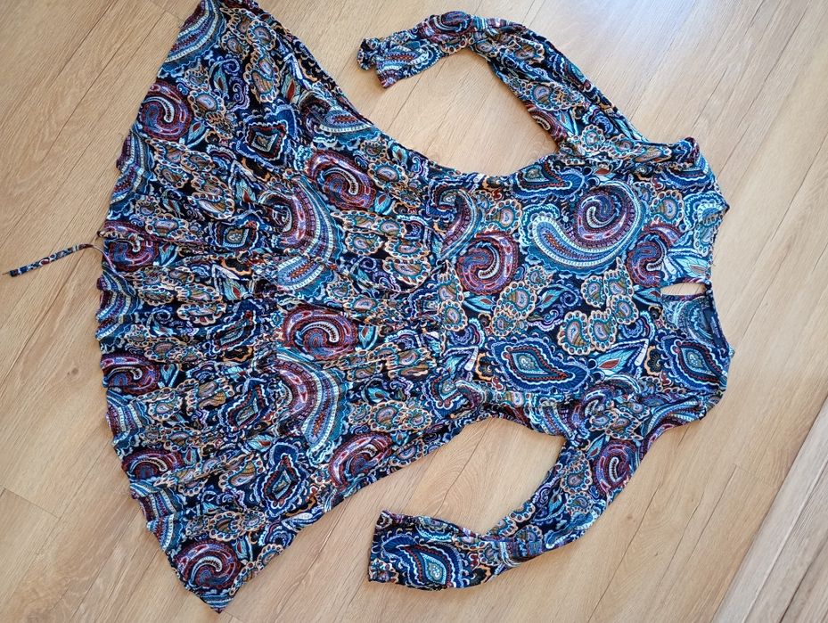 Wielobarwna Sukienka rozkloszowana House M