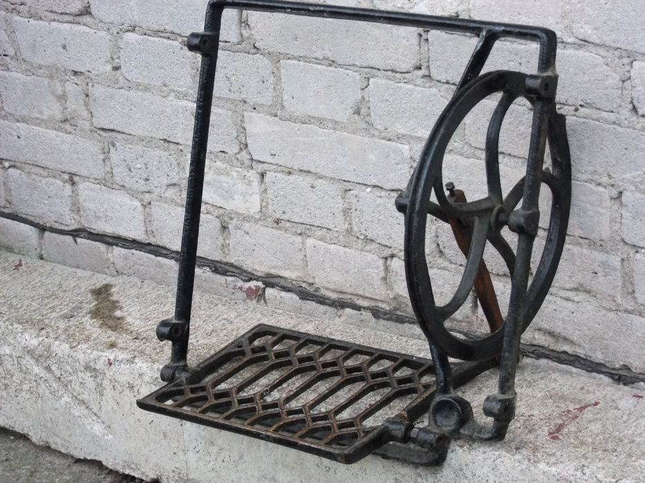 Element starej żeliwnej maszyny - dekoracja ogrodowa