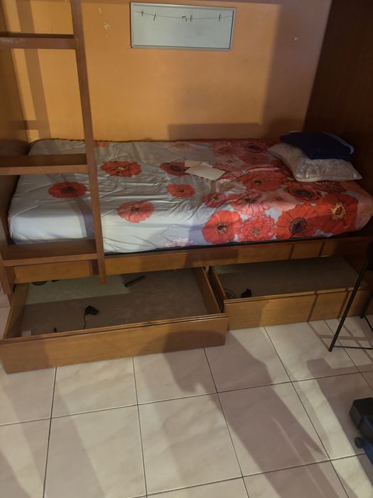 Beliche em madeira mogno com gavetas para arrumação.