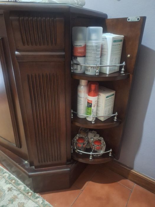 Móvel pequeno com portas laterais de rodar . 72 cm de  altura , 37 cm de profundidade