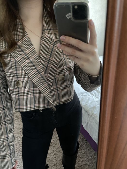 Вкорочерий піджак в клітинку