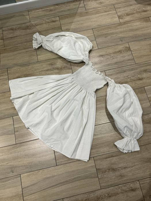 Біла літня сукня