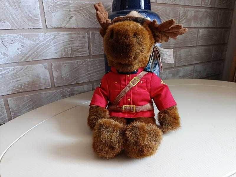 Іграшка лося, одягнена у форму королівської канадської кінної поліції