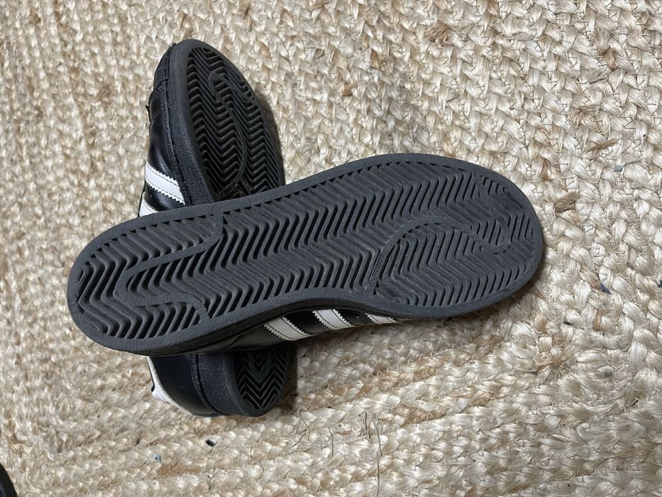 Ténis Adidas Super Star em 2 mão