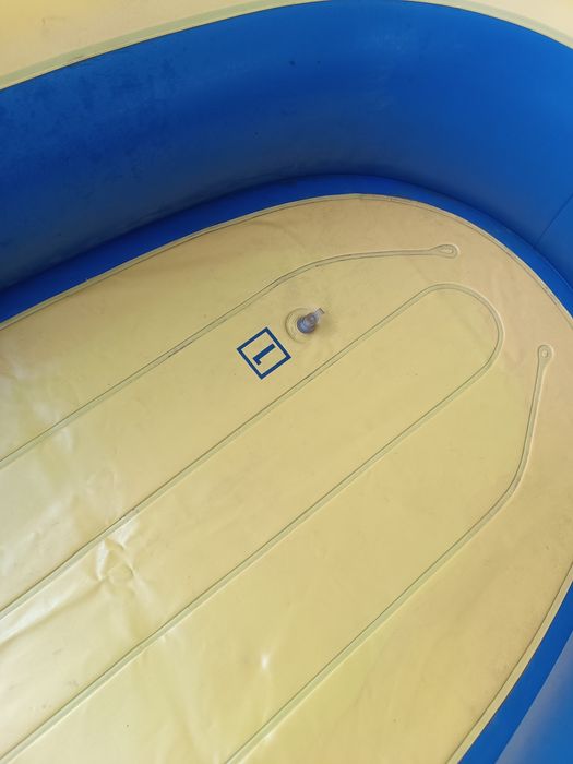 Barco de praia com remos para criança