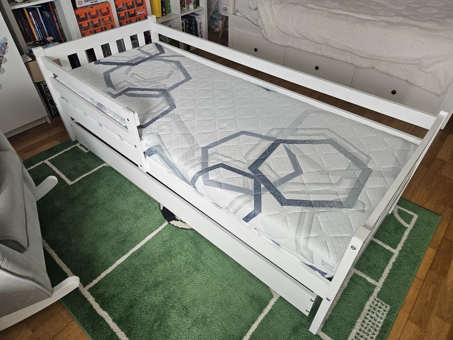 Białe łóżko 190x80cm z szufladą na pościel oraz materacem Hilding