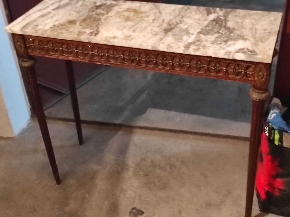 Cómoda com pedra mármore e relevo