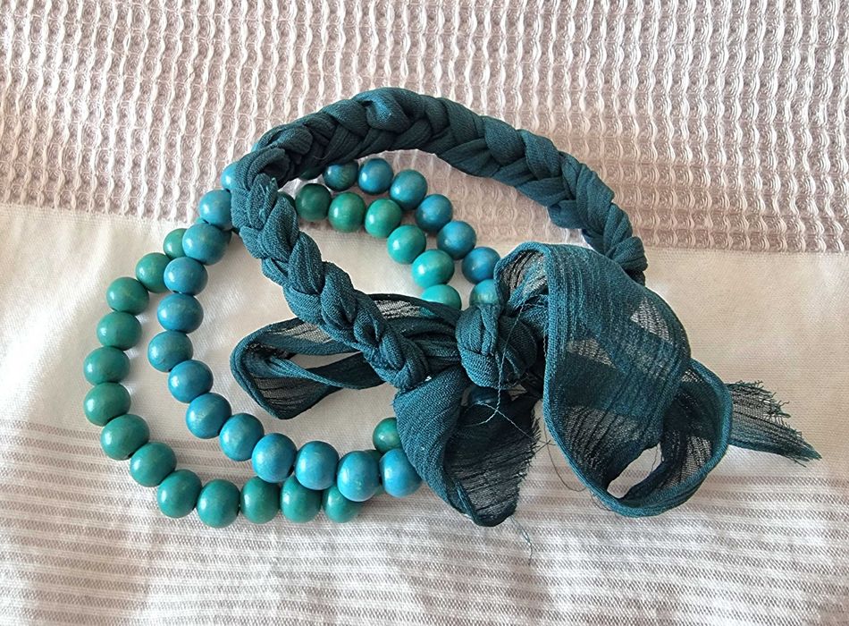 Conjunto de três pulseiras em tons de verde/ azulado