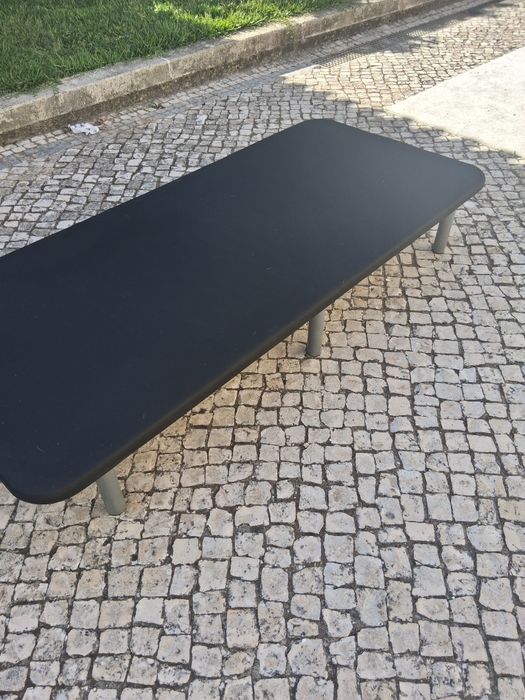 Estrado de cama com 6 pés. Estrutura em metal  e ripado em metal