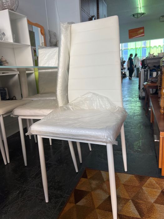 Mesa branca + 6 cadeiras novo