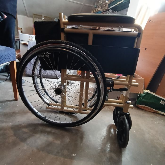 Vendo cadeira de rodas nova