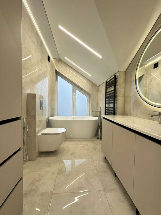 Продається просторий будинок з сучасним ремонтом в Крихівцях.