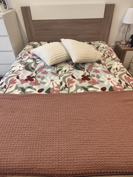 Cama c/ colchão, camiseiro e mesinha cabeceira