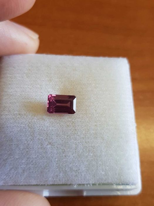 IGI Certificado – Espinela Natural Rara Roxo-Rosa Facetada, Corte Esmeralda, 1,29 Quilates