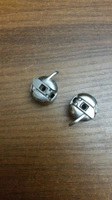 Запасные части к швейной машине лапки иголки шпульки шпульные колпачки