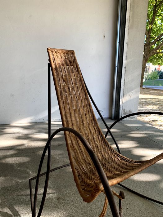 Cadeira de baloiço vintage em vime e ferro