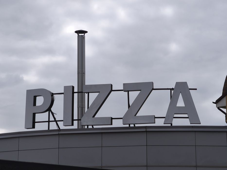 Вывеска PIZZA с подсветкой
