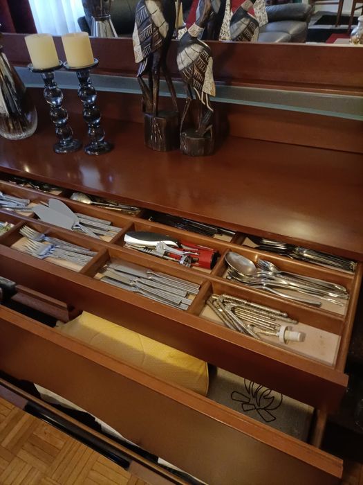 Aparador com espelho inserido em cerejeira como novo