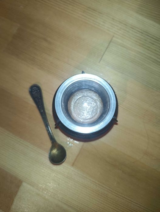 Stara metalowa solniczka ze szklanym dnem + łyżeczka