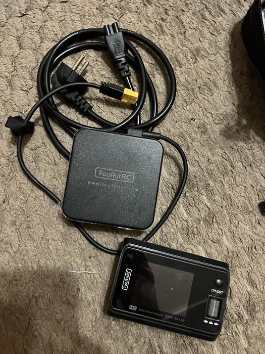 Зарядний пристрій, антени, акуми