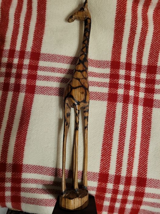 Drewniana rzeźba żyrafy wys. 42 cm.