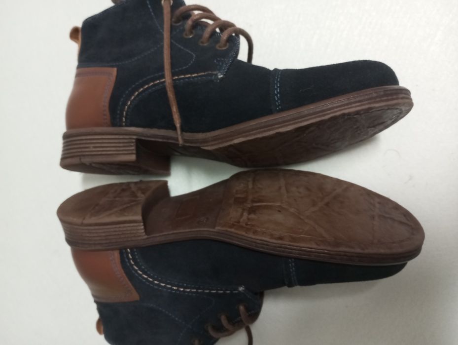 Botas em pele azul escuro e castanho