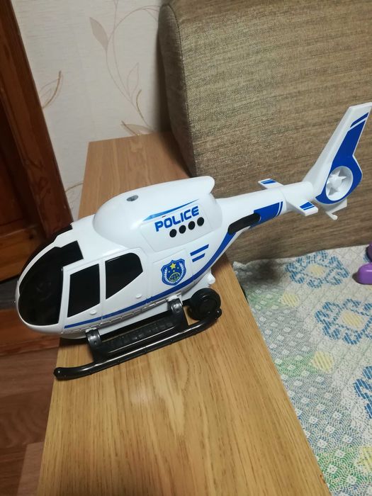 Продаю интерактивную игрушку вертолет " POLICE  JYD178A-3 "