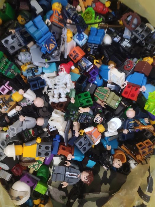 LEGO мініфігурки + зброя, броня, аксесуари (лот)