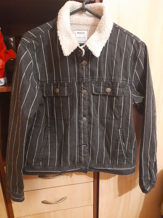 Жіноча куртка RVCA на ґудзиках зі штучного хутра