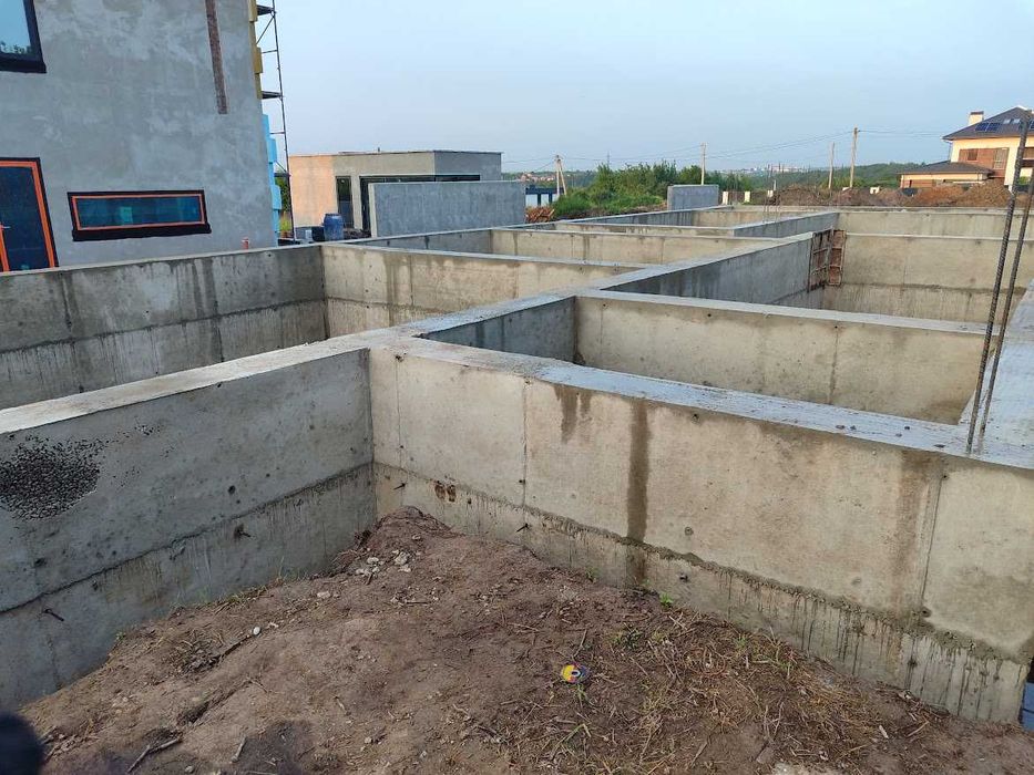 Стрічкові, стовчасті, пальові фундаменти Львів. Будівництво фундаменту