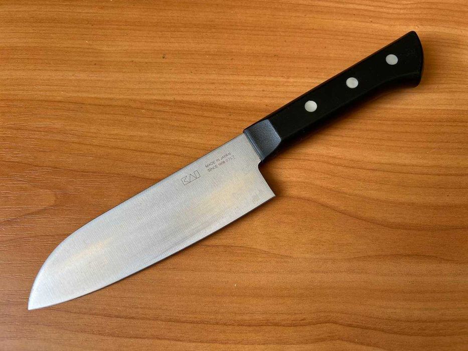 Кухонный японский нож Сантоку KAI Sekimagoroky Wakatake
