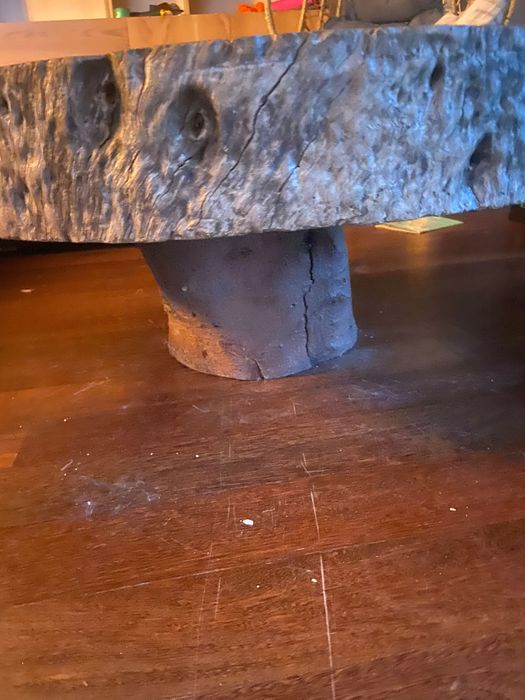 Mesa de centro feita de árvore e tronco