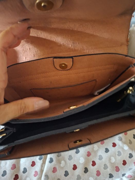 Mala preta Parfois com corrente dourada