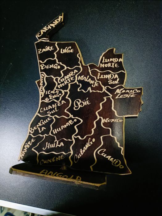 Peça decoração com mapa de Angola esculpido em madeira
